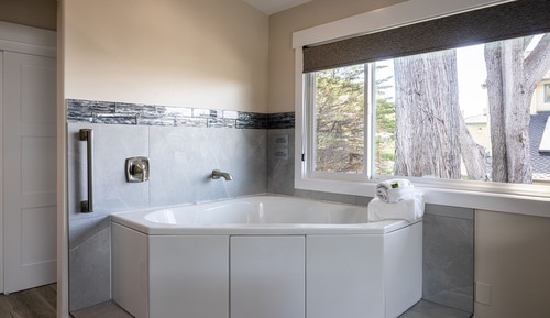 Suite, 1 très grand lit, baignoire à jets, vue partielle sur l'océan (Dunes Beach)