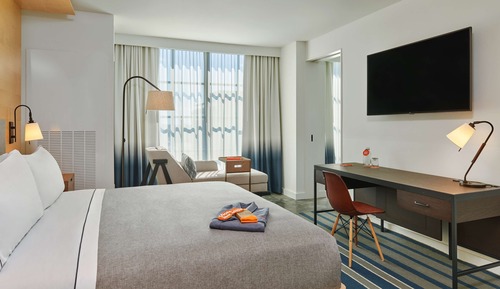 Chambre, 1 très grand lit, accessible aux personnes à mobilité réduite, baignoire (Hearing Acc)