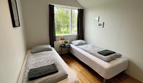 Chambre avec lits jumeaux, salle de bains commune