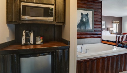 Suite, 1 très grand lit, bain à remous