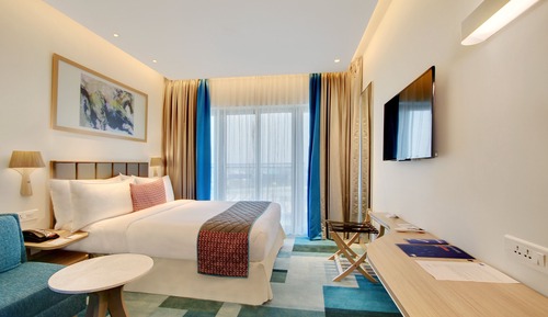 Chambre Standard, 1 grand lit, balcon (Turf View)