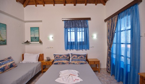Chambre, vue partielle sur la mer