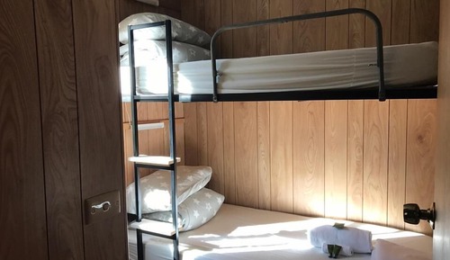 Cabane, 2 chambres, salle de bains attenante