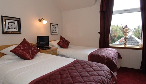 Chambre avec lits jumeaux, salle de bains attenante