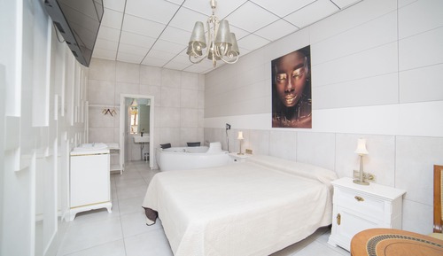 Suite Royale, 1 grand lit, baignoire à jets