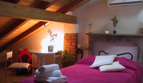 Chambre Confort Double ou avec lits jumeaux, salle de bains privée (Salvia)