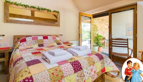 Chambre Double, salle de bains attenante (The Wardrobe)