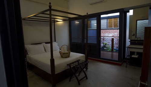 Chambre Double « Premier », 1 très grand lit, patio, vue jardin