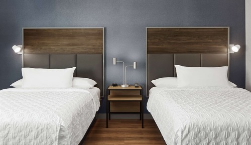 Chambre, 2 grands lits, accessible aux personnes à mobilité réduite, baignoire (Hearing)
