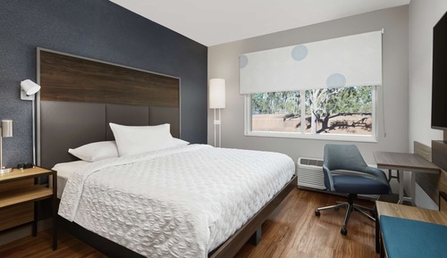 Chambre, 1 très grand lit, accessible aux personnes à mobilité réduite (Hearing)