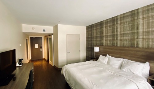 Chambre, 1 très grand lit, accessible aux personnes à mobilité réduite, non-fumeurs