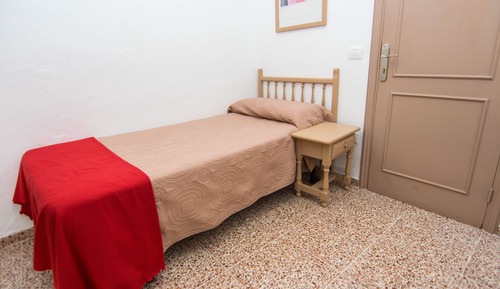 Chambre Simple, salle de bains commune (with Balcony)