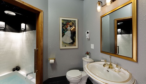 Chambre Luxe, 1 très grand lit, baignoire à jets, rez-de-chaussée