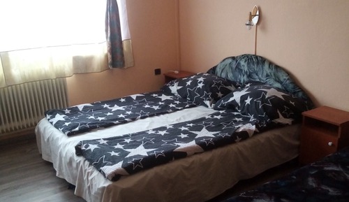 Chambre Familiale, plusieurs lits, salle de bains commune