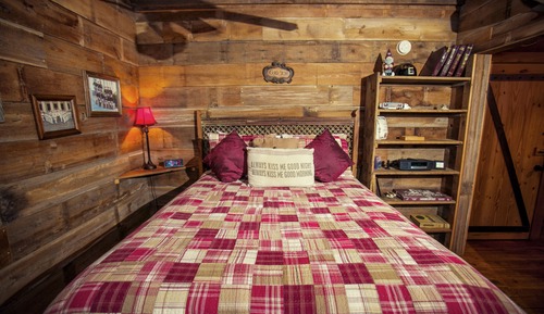 Cabane Classique, 1 grand lit, baignoire à jets (Sully's Place)