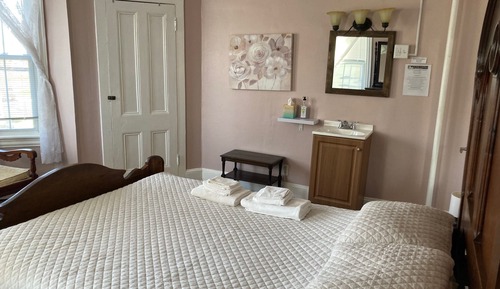 Chambre Double, salle de bains commune (Room 8)