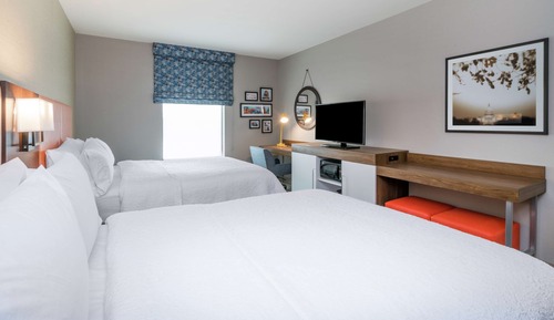 Chambre, 2 grands lits, accessible aux personnes à mobilité réduite (Roll-In Shower)