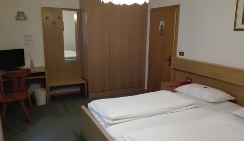 Chambre Double (with view on a 2-meter distant wall)