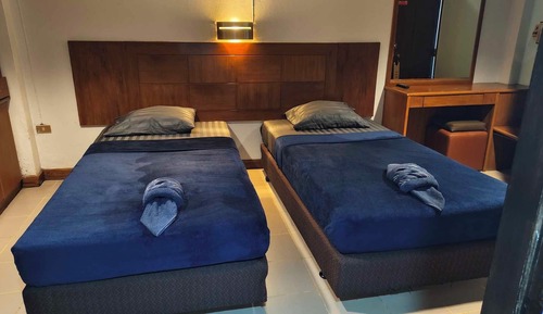 Twin room, No window