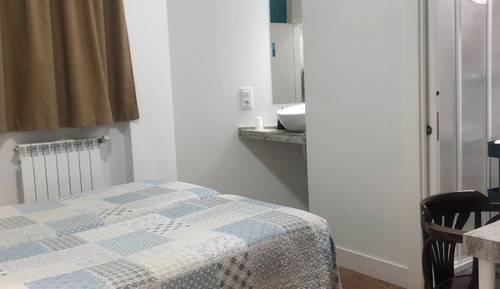 Chambre avec lits jumeaux, salle de bains privée