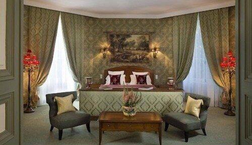 Chambre Double Supérieure, salle de bains attenante, vue cour intérieure