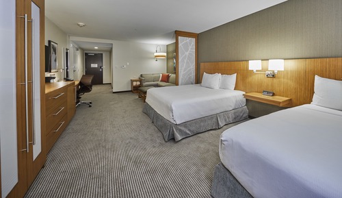 Chambre, accessible aux personnes à mobilité réduite (Shower, 2 Queen &  Sofa Bed)