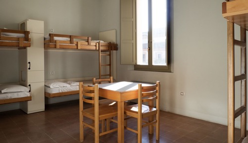 Chambre Familiale, 6 chambres, salle de bains attenante, vue cour intérieure