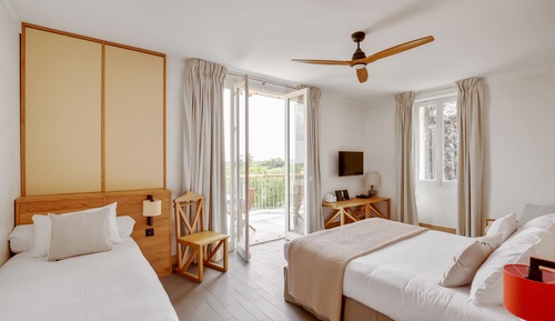 Chambre Triple Supérieure, salle de bains attenante, vue vignoble (Chambre)