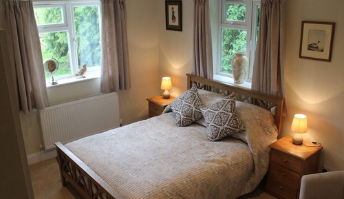Chambre Double, salle de bains attenante, vue jardin
