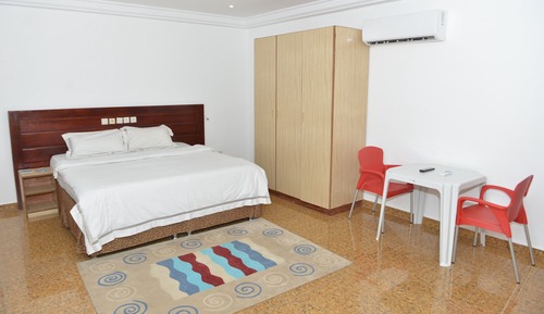 Chambre Double Supérieure, vue cour intérieure, rez-de-chaussée