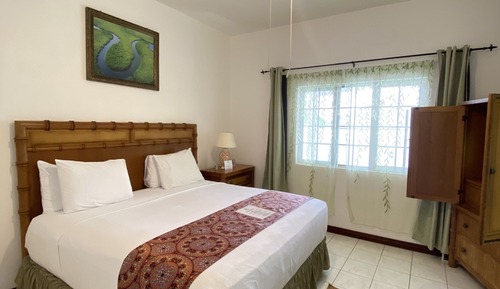 Chambre Double Supérieure, 1 très grand lit, vue piscine, rez-de-chaussée