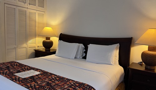 Chambre Supérieure, 1 très grand lit, vue jardin, rez-de-chaussée