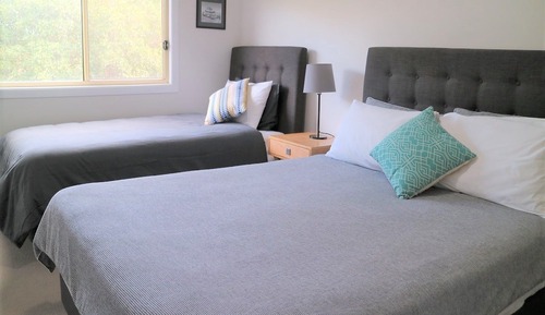 Chambre avec lits jumeaux, salle de bains attenante (Shared Kitchen & Bathroom)