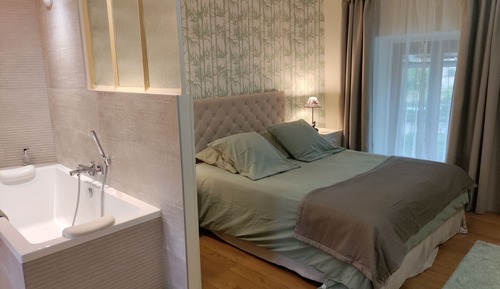 Chambre Double, salle de bains attenante (La chambre Coulanges)