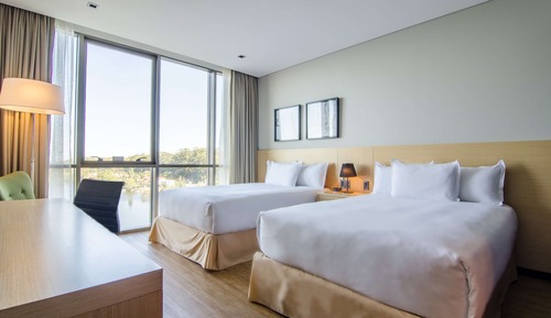 Chambre, 2 grands lits, vue lac
