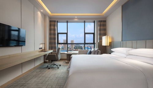 Chambre, 1 très grand lit, vue ville