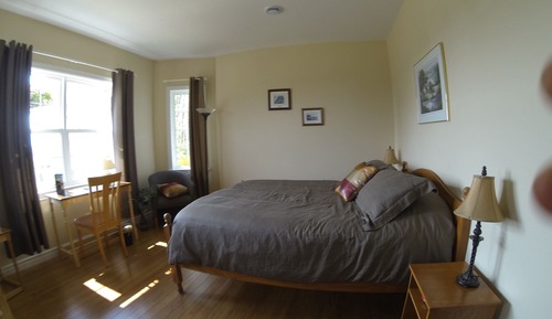 Chambre Standard, 1 grand lit, salle de bains attenante, vue partielle sur la mer