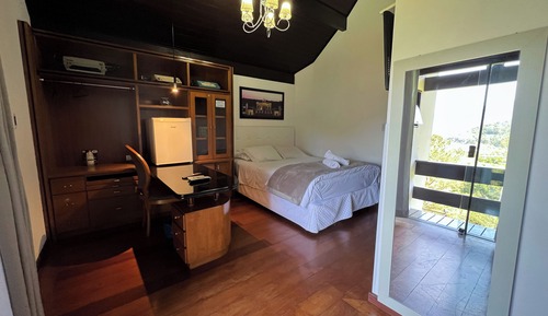 Chambre Double, 1 lit double, salle de bains privée, vue colline