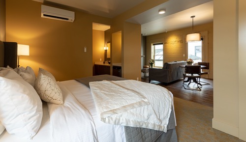 Suite Studio, 1 très grand lit et 1 canapé-lit, coin cuisine, côté cour intérieure