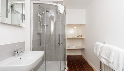 Chambre Familiale Double ou avec lits jumeaux, plusieurs lits, vue jardin