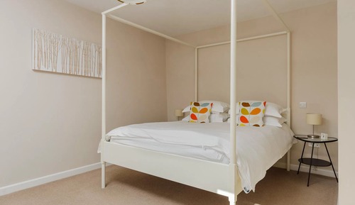 Chambre Double Supérieure, 1 très grand lit, salle de bains attenante, vue jardin