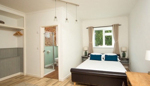 Chambre Double Deluxe, 1 très grand lit, salle de bains attenante, vue jardin