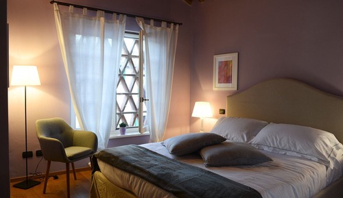 Chambre Standard, 1 grand lit, salle de bains privée, côté cour intérieure