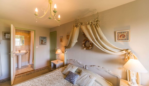Chambre Double Confort, salle de bains attenante, vue jardin (Saule)