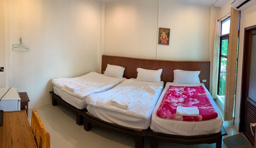 Chambre Triple, 3 lits une place, accessible aux personnes à mobilité réduite, salle de bains privée