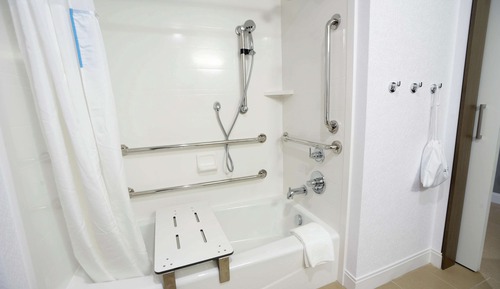 Chambre, 2 grands lits, accessible aux personnes à mobilité réduite, baignoire