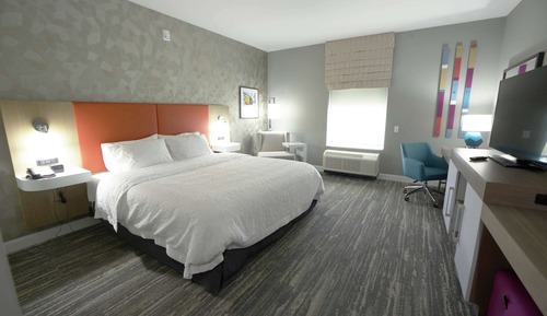 Chambre, 1 très grand lit, accessible aux personnes à mobilité réduite, baignoire