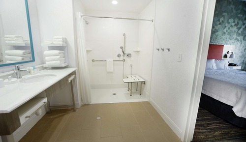 Studio, 1 très grand lit, accessible aux personnes à mobilité réduite, non-fumeurs (Roll-In Shower)