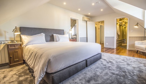 Penthouse Familial, 1 très grand lit et 1 canapé-lit, bain à remous