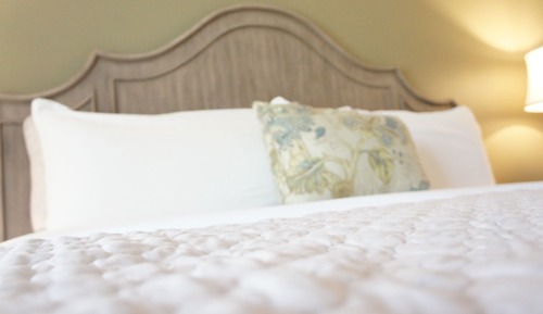 Chambre Standard, 1 très grand lit, salle de bains privée (King Room Main Level)